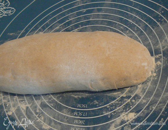 Достать тесто, сформировать буханку и положить её на препыленный мукой противень, накрыть пленкой и оставить подходить в теплом месте.