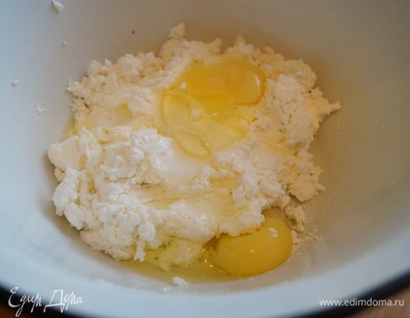Добавить яйца и хорошо перемешать до однородной массы