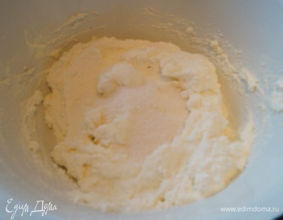 Затем добавить сахар, ванилин и муку и хорошо вымесить