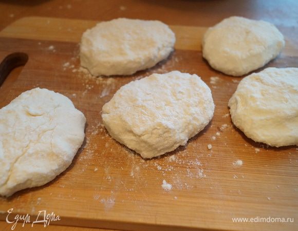 Сформировать из творожной массы сырники и обвалять их в муке