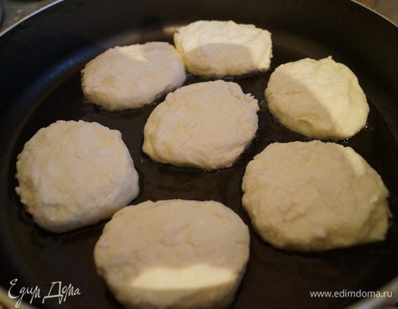 Обжарить их на сковороде, до золотистой корочки