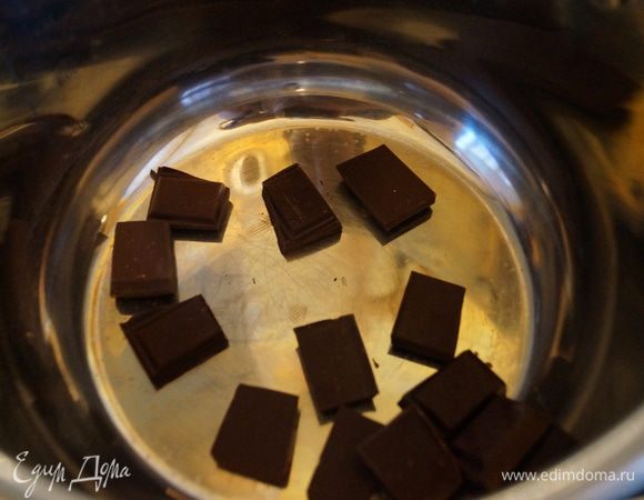 Для соуса: Шоколад растопить в толстостенной кастрюле