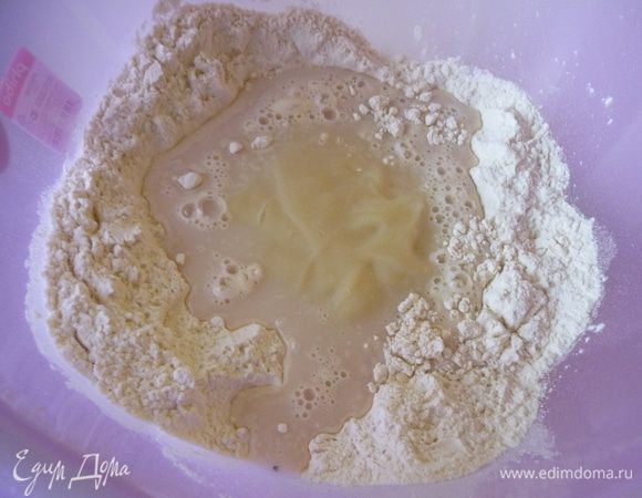 Сварить картофель в мундире, сделать из него пюре. Растворить дрожжи в 1/2 стакана воды тёплой. Муку просейте, добавьте пюре, дрожжи, соль. 