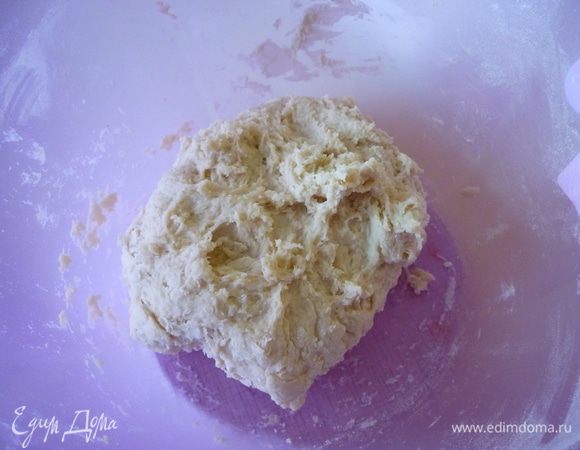 Замесите тесто (оно не должно липнуть к рукам).