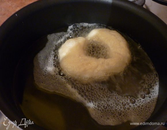 Далее сформируйте пончики и жарьте в разогретом масле по 3-4 минуты. Перед подачей полить мёдом, он должен быть "сильным", т.е. с ярко выраженным ароматом - например, гречишный, лесной, горный, я использовала фруктовый.