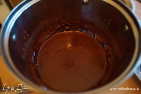 Снять растопленный шоколад с огня и добавить сливки, перемешать до однородной массы