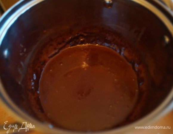 Снять растопленный шоколад с огня и добавить сливки, перемешать до однородной массы