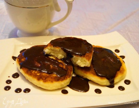 Сырники подавать с шоколадным соусом. Приятного аппетита!!!