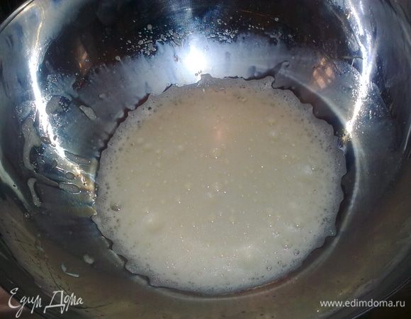 Взбиваем яйца в пену.