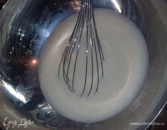 Добавляем молоко. Перемешиваем.