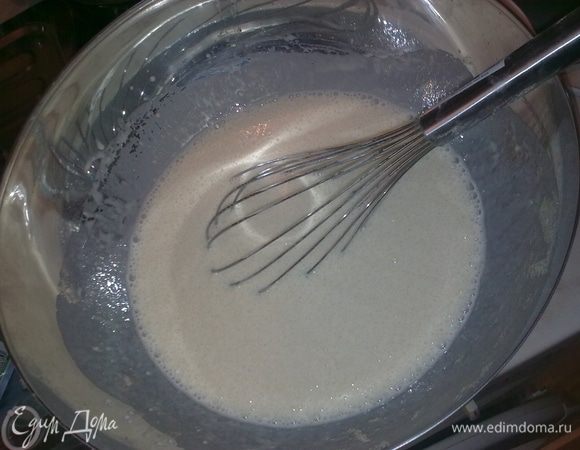 Добавляем сухие ингредиенты. Перемешиваем. Добавляем растопленное сливочное масло. Перемешиваем и приступаем к жарке. :)