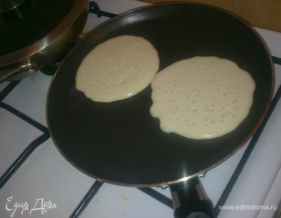Разогреваем сковороду и печем небольшие блинчики, тесто гуще, чем на блины, но жиже, чем на оладья. Печем на медленном огне. Переворачиваем, когда на поверхности появляются пузырики.
