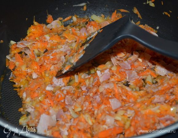 Разогреть сковороду на средне-высоким огне. Положить чуть масла. Добавить 
панчетту и тушить ее 2 мин. Добавить шалот и морковь и тушить еще 8 мин.,
помешивая. Затем томатную пасту добавим и готовим 1 мин., вино - 2 мин., снимем с огня и дадим охладится 5 мин.