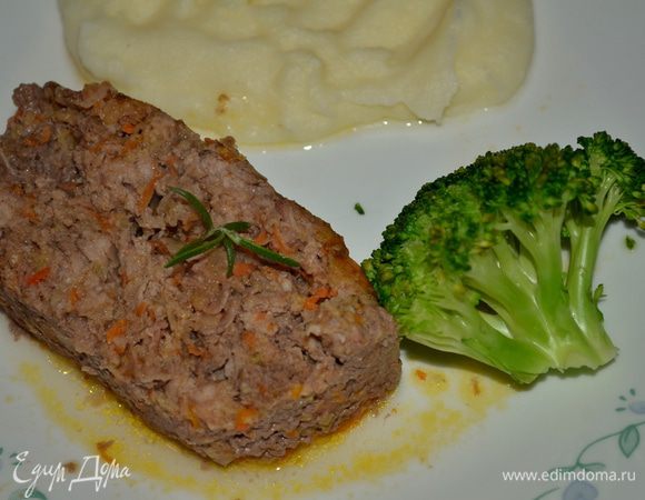 Достанем из духовки дадим остыть примерно 10 мин. и разрежем на порции.
Подаем с грибным соусом или просто с гарниром. Приятного аппетита!