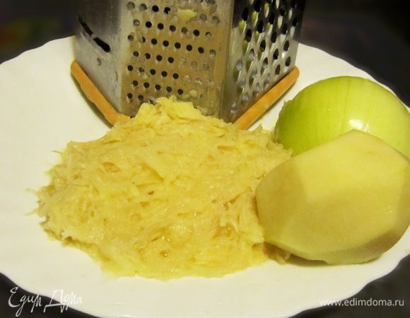 Картофель поочередно с луком (чтобы картофель не темнел) натереть на мелкой терке, слегка отжать.