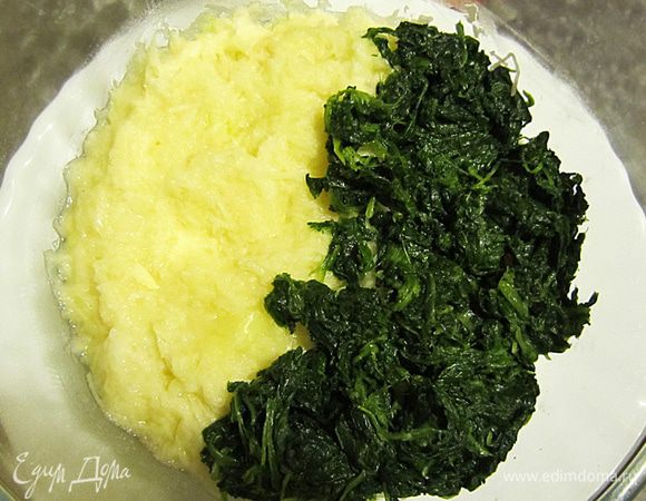 Размороженный шпинат соединить с картофелем.