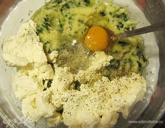 Затем, в большой миске смешать смесь картофеля со шпинатом,  лук, творог, яйцо. Добавить соль, перец по-вкусу, щепотку сухого укропа (или любые другие специи на ваш вкус), перемешать.