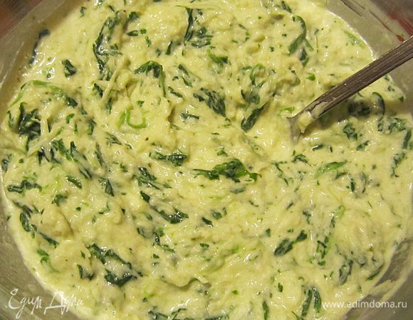 Всыпать 3 ст. л. муки и все ещё раз тщательно перемешать.
