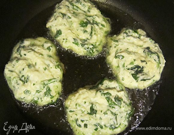 В сковороде нагреть растительное масло. Ложкой выкладываем котлетки.