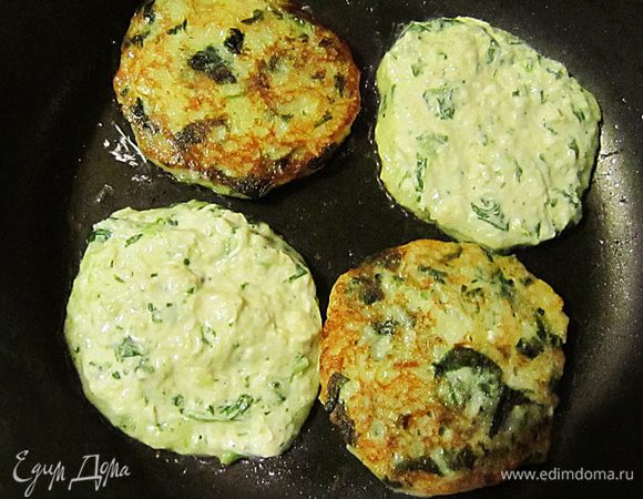 Обжариваем котлетки до румяного цвета с двух сторон до готовности.