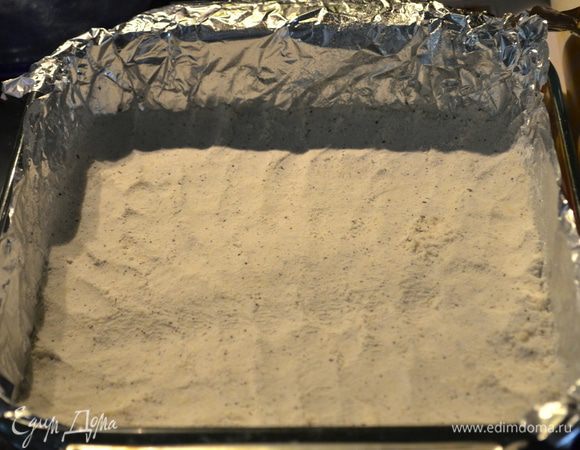 Разогреть духовку на 180 гр.
Квадратную форму обложим фольгой,смажем маслом или сбрызнем спреем.
Очень удобно применить для теста фудпроцессор,облегчает сам процесс и идеально для этого теста получается.Или измельчаем вручную.
Смешаем муку и сахарную пудру,вскроем чайный пакетик и выложим в муку,соль.Перемешаем.
Муку и слив.масло порубим применяя нож блендер или просто нож.Я использую фудпроцессор.Выкладываем тесто в подготовленную форму,разровняем.Поставим в духовку на 19 мин.