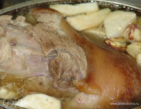 Если готовить традиционно, то айсбан готовится до трех суток. Рульку нужно тщательно промыть, поскоблить и замочить в воде. Воду менять каждые сутки. Поскольку так долго обычно не ждут, то рулька замачивается в воде на час-два. Далее, укладываем рульку в большую кастрюлю с несоленой водой и оставляем закипать. Как только вода закипает, уменьшаем огонь до минимума и варим рульку 2,5 часа. По мере вываривания воды, добавляем пиво. Минут за 40 до готовности, в бульон добавляем лук, морковь, сельдерей, раздавленные зубчики чеснока, лавровый лист и перец. Когда мясо хорошо отходит от кости, рульку вынимаем. 