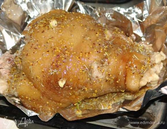 Достаем рульку,даем ей немного остыть. Теперь надрезаем шкурку, чтобы лучше вытопить жир. Делаем это крест-накрест ромбиками, с шагом в пару сантиметров. Надрезаем только кожу, не касаясь при этом  мяса. Укладываем на фольгу, нашпиговываем чесноком и натираем крупной морской солью. Готовим смесь из меда, горчицы, соевого соуса и специй. Хорошо промазываем голяшку. Запекаем при 180С около 20 минут, периодически поливая соусом. Разворачиваем фольгу и позволяем рульке подрумяниться около 15 минут при 230-240С. 

