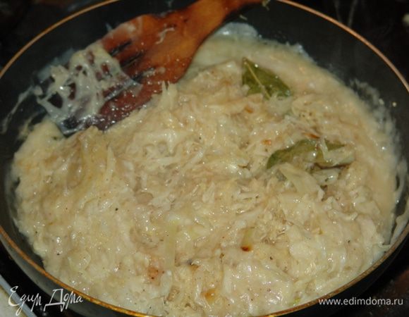 Нарезать полукольцами лук и слегка обжарить его на растительном масле. Добавить чуть отжатую капусту. В капусту добавить лавровый лист, молотый перец, сахар и корицу. В это же время, на другой сковороде растопить сливочное масло и обжарить на нем муку. Добавить стакан пива и готовую смесь долить к капусте. Тушить около 40 минут. 