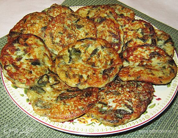 Лишний жир можно снять, промокнув после жарки котлетки бумажным полотенцем. Подавать картофельные котлетки лучше горячими со сметаной. Угощайтесь!