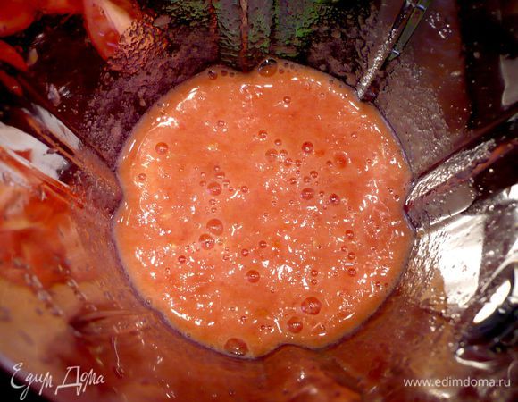 Мякоть помидоров пюрируем в блендере. Выкладываем массу в поставленное на кастрюлю  сито и оставляем на ночь (по рецепту на сито нужно предварительно положить полотенце, но я просто использовала очень мелкое сито для просеивания муки и ставила все на несколько часов, помогая соку то и дело стекать, слегка обжимая массу руками, советую вам использовать для этого ложку, так как кислота помидоров может очень сильно повредить кожу рук. К сожалению, с томатами мне не очень повезло, так что саму томатную массу я потом выбросила, если помидоры вы будете использовать сладкие, конечно, приготовьте с ними потом томатный соус, протерев их сначала через сито).