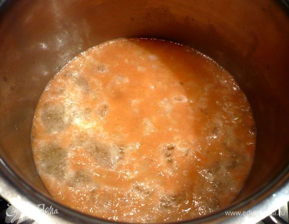 В сотейнике разогреваем 20 г сливочного масла и слегка припускаем лук, добавляем вино и вывариваем жидкость в течение 5 минут, затем добавляем жидкость, образовавшуюся от пюрированных томатов (не пугайтесь, она очень светлая, т.к. это эссенция, вкус у нее очень яркий). Варите в течение 10 минут. Добавьте сливки и доведите до кипения.