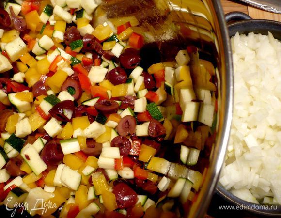 Для овощного гратена освободите от семян сладкий перец и порежьте его на мелкие кубики. У цуккини обрежьте кончики и порежьте также мелко. Мелко порежьте оливки, смешайте их с овощами.