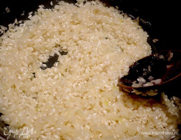 Для ризотто мелко порежьте очищенный лук. Масло растопите в кастрюле и припустите в нем лук. Добавьте рис и подождите, помешивая, пока он станет прозрачным. 