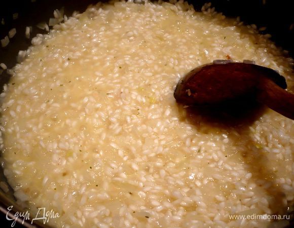 Добавьте вино и немного бульона, чтобы рис был слегка прикрыт. Варите на медленном огне, постоянно помешивая и постоянно доливая бульон, когда жидкость полностью впитывается. Продолжайте варить и мешать в течение примерно 20-30 минут, пока весь бульон не кончится и ризотто не сварится. 