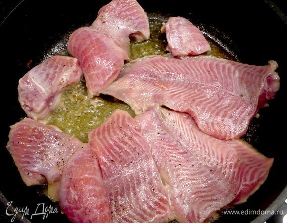 Филе сома промойте, обсушите полотенцем. Полейте его парой ст. ложек лимонного сока, посолите и поперчите. Обжарьте рыбу на сковороде в разогретом оливковом масле по три-четыре минуты с каждой стороны до готовности. 