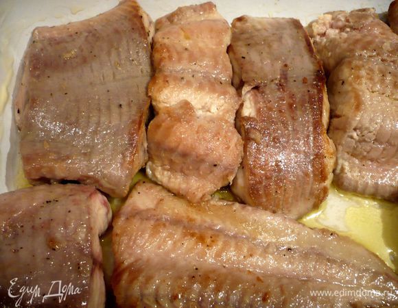 Выложите в смазанную сливочным маслом форму для запекания.