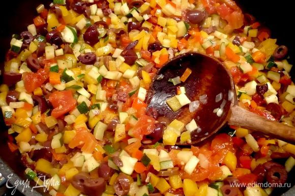 Разогрейте духовку до 200 градусов. Припустите все овощи для гратена пару минут в оливковом масле, посолите и поперчите, подмешайте кусочки помидоров.