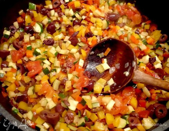 Разогрейте духовку до 200 градусов. Припустите все овощи для гратена пару минут в оливковом масле, посолите и поперчите, подмешайте кусочки помидоров. 