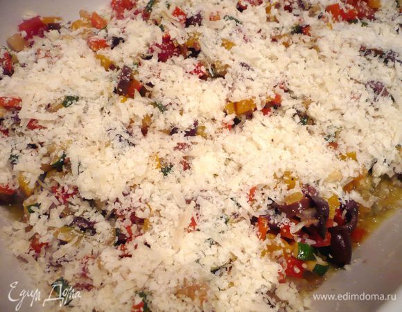 Выложите массу на рыбу и посыпьте пармезаном. Поставьте в духовку на 15 минут.