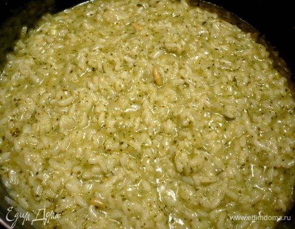 В ризотто добавьте пармезан, песто и хорошо перемешайте. 