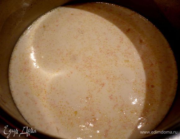 Подогрейте томатную пену, введите по кусочкам ледяное масло, крем-фреш и взбейте погружным миксером. Растопите на небольшой сковороде чайную ложку сливочного масла и обжарьте в течение пары сеекунд с каждой стороны базилик.