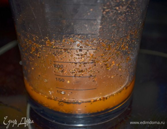 Подготовим начинку.
Лимон.сок подогреем в чашке в микроволновке на 30 секунд.
Пакетик чая положим в бокал с лимонным соком,закроем крышкой и дадим настоятся 10 мин. (Я пакетик вскрыла и выложила в лимон.сок).