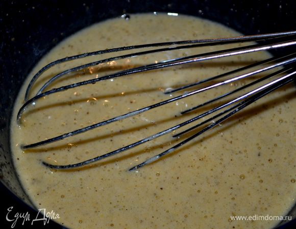 Выжмем лимон. сок из чайного пакетика обратно в чашку. Выбросим пакет.
Смешаем сахар,муку и разрыхлитель в отдельной чаше.Добавим лимон.корку  и яйца в лимонный сок. Затем все это смешанное добавим в сахарную смесь.И перемешаем все хорошенько.