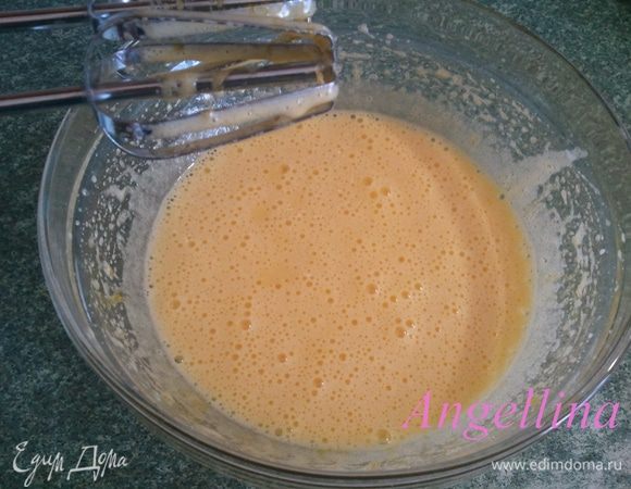 2 яйца взбить с сахаром и ванильным сахаром.