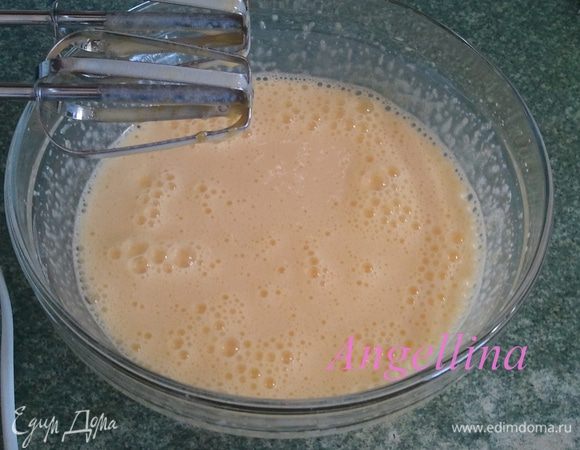 Во взбитые яйца влить растительное масло и кефир, добавить соду, все тщательно взбить еще раз.