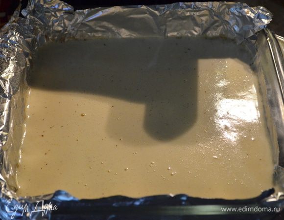 Достанем готовую основу (crust) из духовки.Выложим начинку на горячую основу и поставим обратно в духовку на  23 мин. 180 гр.