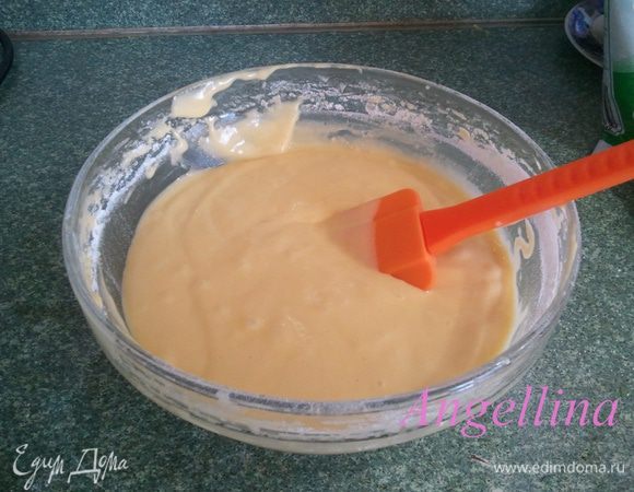 Муку просеять с разрыхлителем и всыпать в тесто, перемешать миксером на низкой скорости.