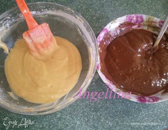 Тесто разделить на 2 части, в одну добавить какао, в другую добавить столько же муки. Тесто должно получиться не жидкое.