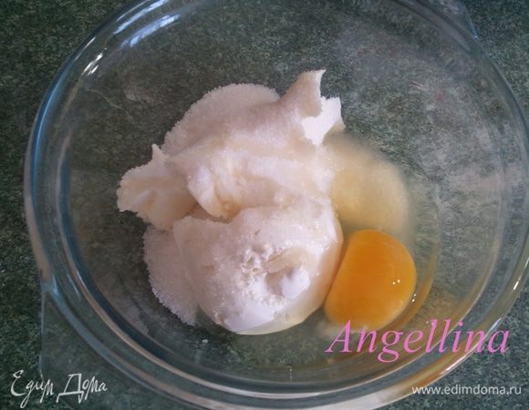 Приготовить соус. Для этого яйцо взбить с сахаром и добавить маскарпоне. Тщательно размешать.