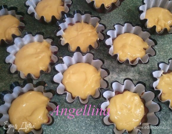 Сверху залить еще по столовой ложке светлого теста.